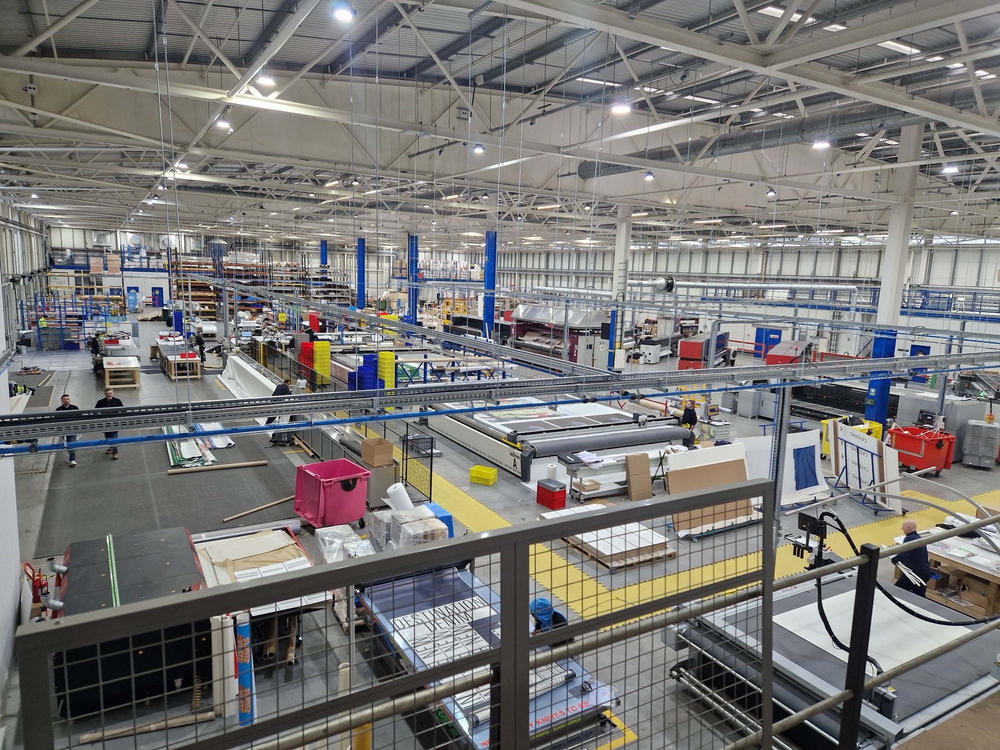Large-format textile production floor